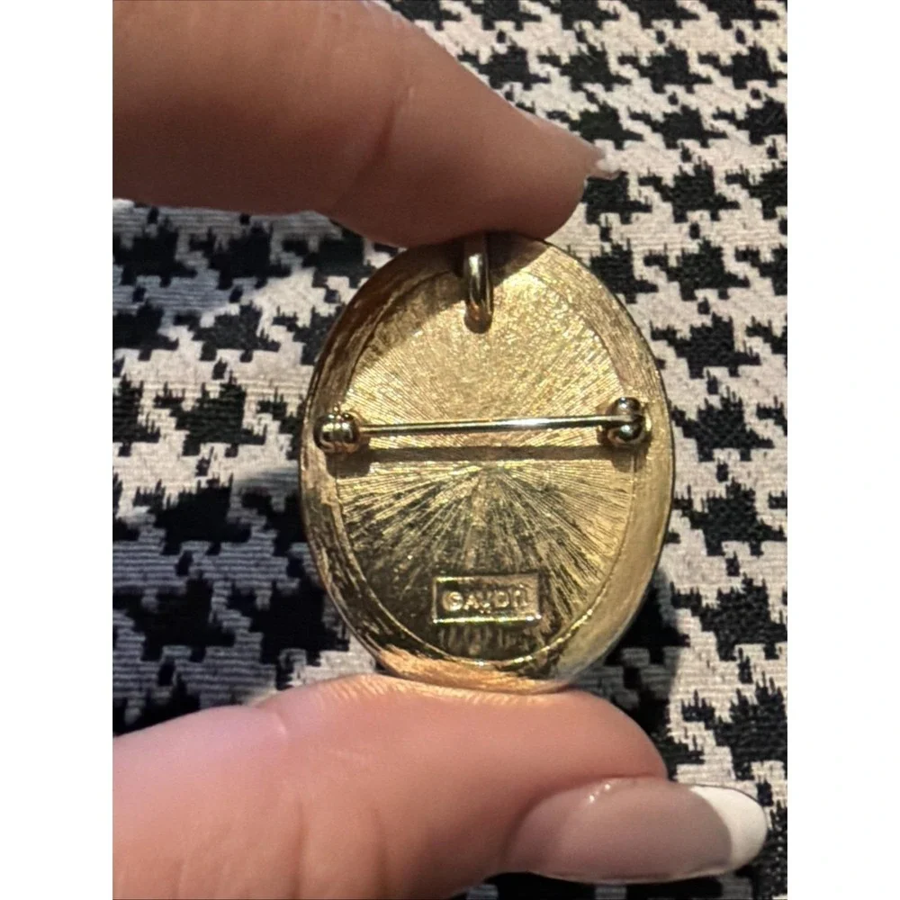 VTG Avon Cameo Brooch Pin Pendant Gold Tone Rhinestone Oval Signed 1.25